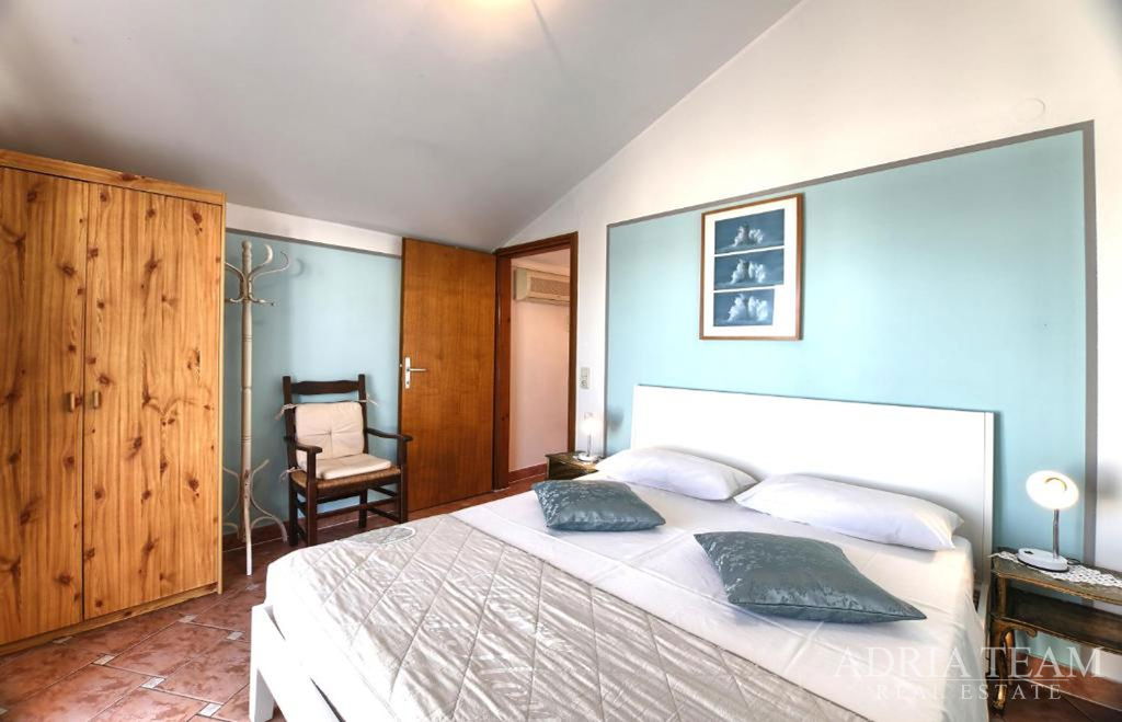 HOUSE WITH 3 RESIDENTIAL UNITS – NEVIĐANE, ISLAND OF PAŠMAN