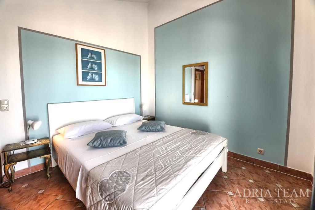 HOUSE WITH 3 RESIDENTIAL UNITS – NEVIĐANE, ISLAND OF PAŠMAN