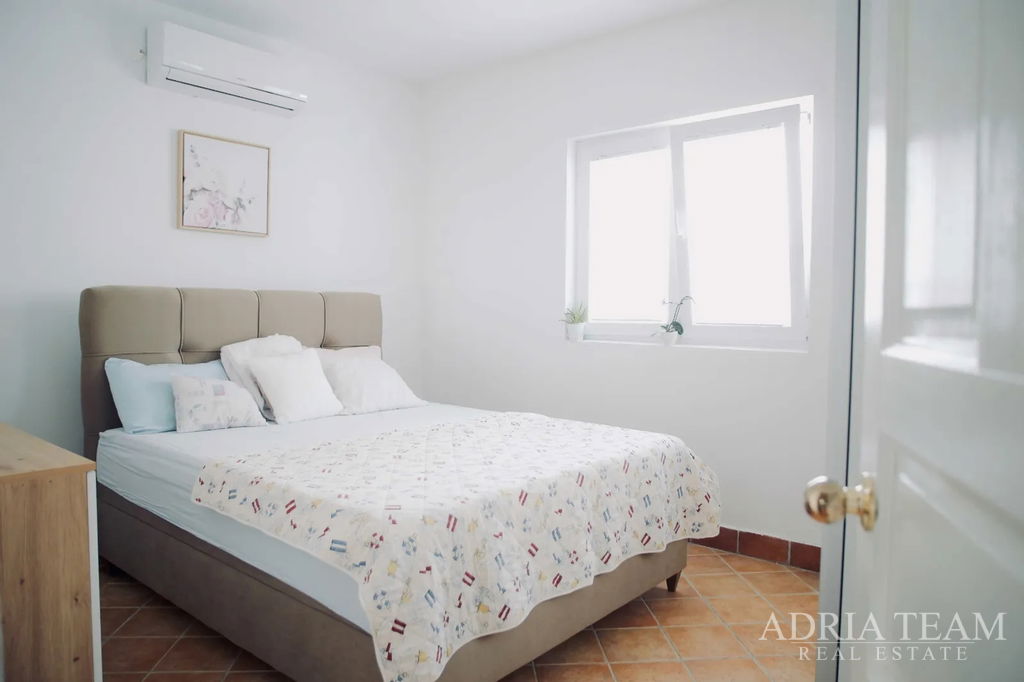 RENOVATED HOUSE WITH SEA VIEW AND 4 APARTMENTS - VIR