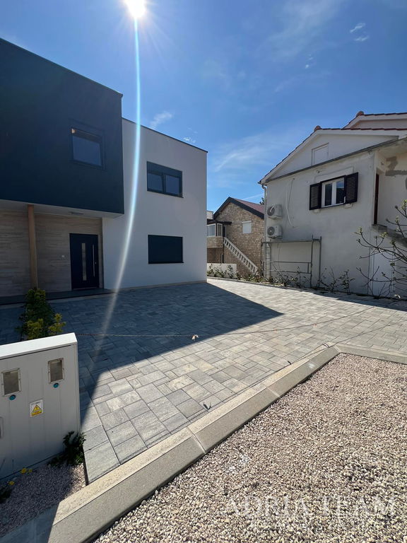 Half of a semi-detached house, new construction - Vir