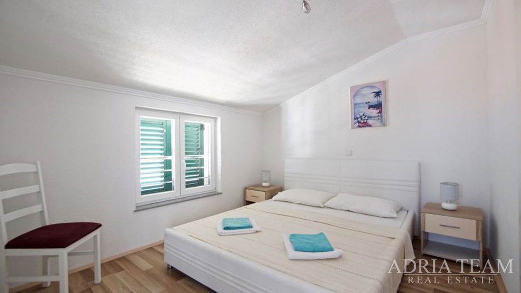 APARTMENT HOUSE WITH NINE RESIDENTIAL UNITS, 2ND ROW TO THE SEA – PAG