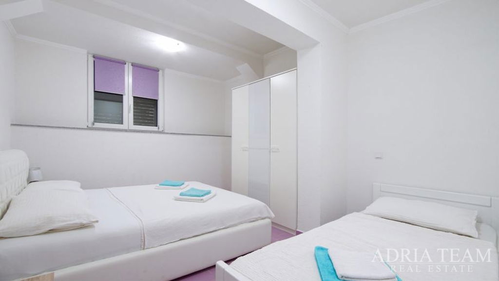 APARTMENT HOUSE WITH NINE RESIDENTIAL UNITS, 2ND ROW TO THE SEA – PAG