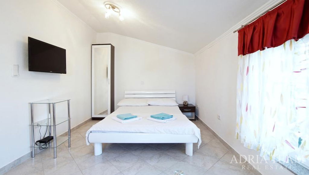 APARTMENT HOUSE WITH NINE RESIDENTIAL UNITS, 2ND ROW TO THE SEA – PAG