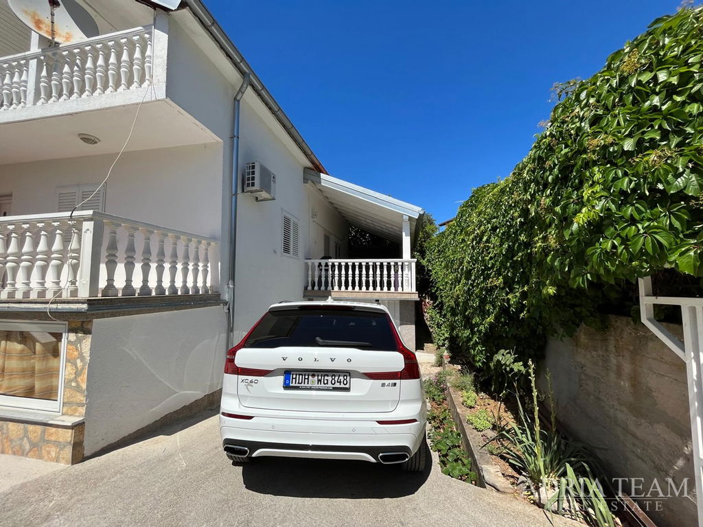 RENOVATED APARTMENT HOUSE 200 M FROM THE SEA, GARAGE AND GARDEN – GORNJI KARIN