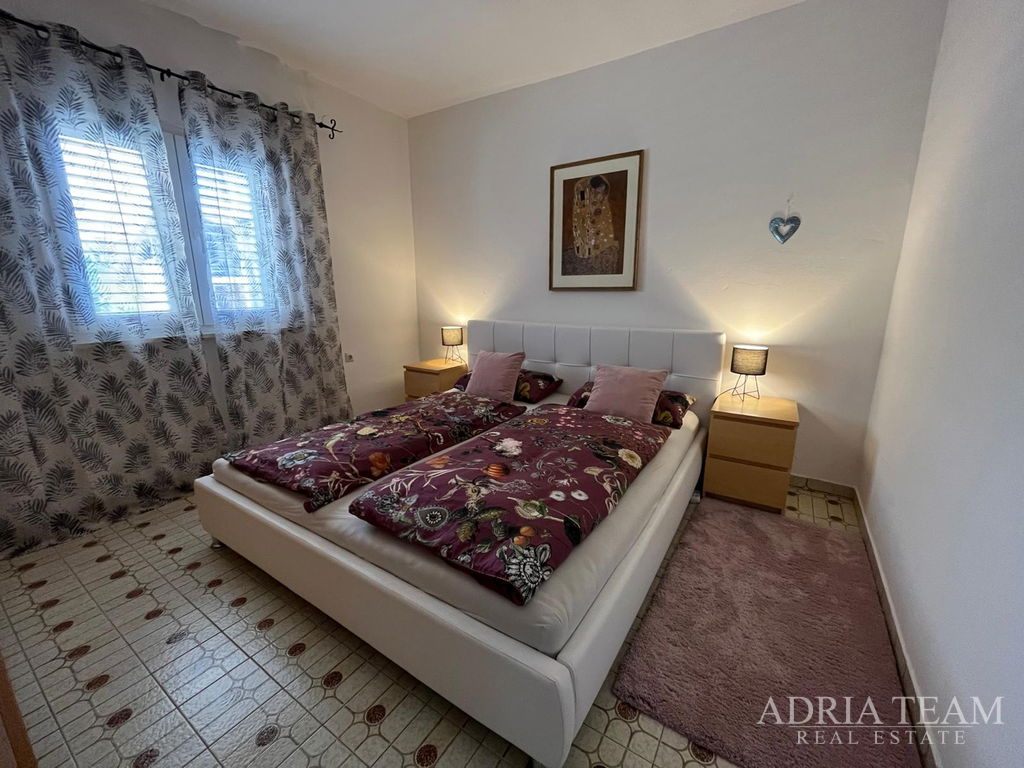 RENOVATED APARTMENT HOUSE 200 M FROM THE SEA, GARAGE AND GARDEN – GORNJI KARIN