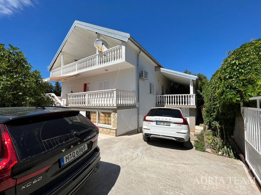 RENOVATED APARTMENT HOUSE 200 M FROM THE SEA, GARAGE AND GARDEN – GORNJI KARIN