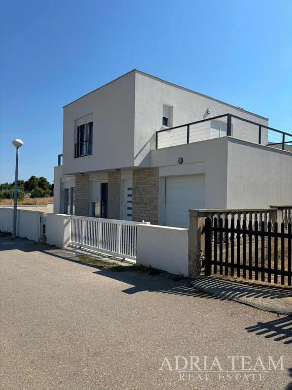 HOUSE WITH GARAGE AND OPEN VIEW OF THE SEA AND MOUNTAINS – VIR