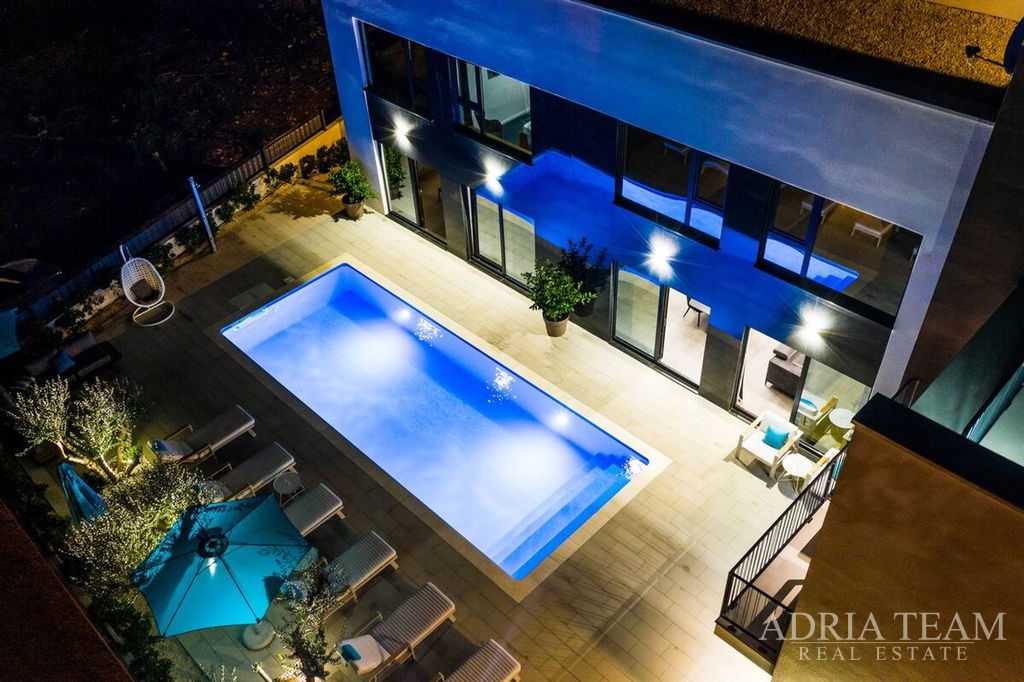 APARTMENTS IN AN URBAN VILLA WITH A POOL, 250m FROM THE SEA - VIR, ZADAR