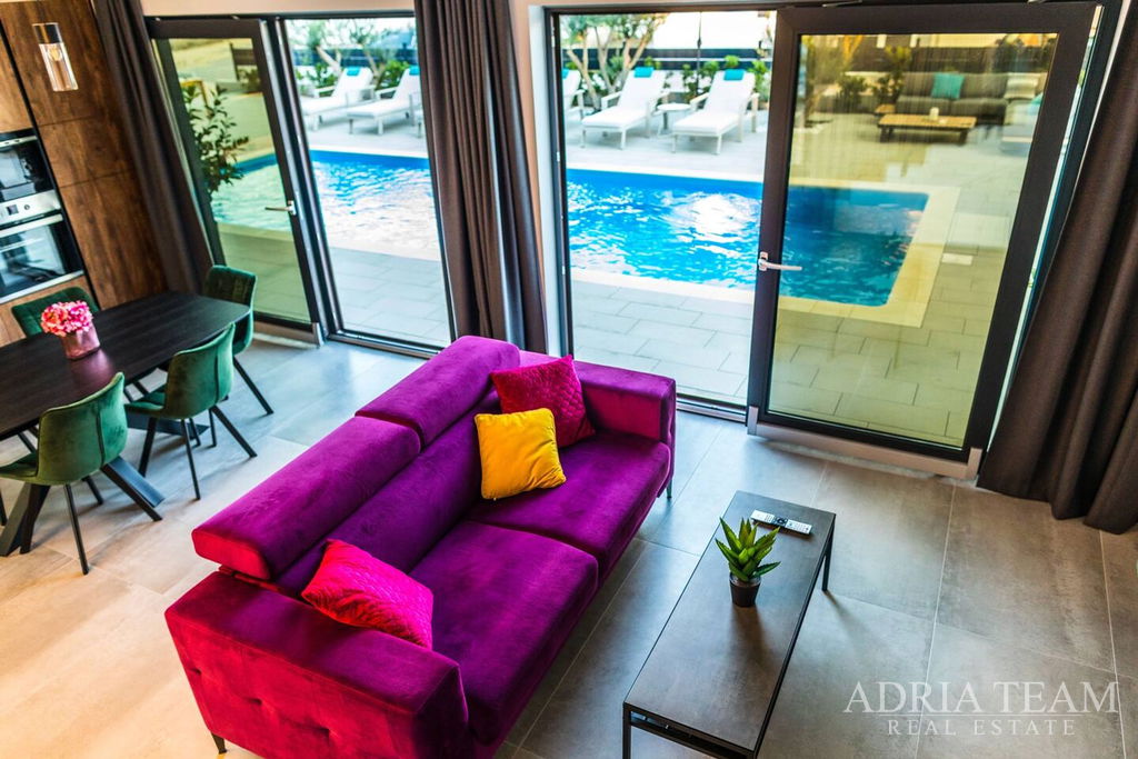 APARTMENTS IN AN URBAN VILLA WITH A POOL, 250m FROM THE SEA - VIR, ZADAR
