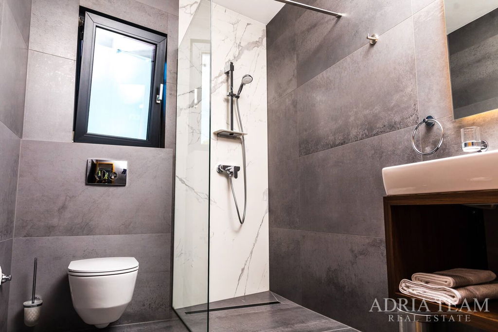 APARTMENTS IN AN URBAN VILLA WITH A POOL, 250m FROM THE SEA - VIR, ZADAR