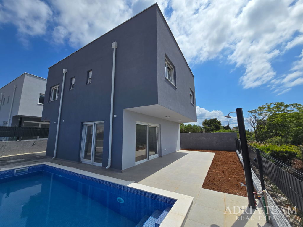 MODERN HOUSE WITH POOL - VIR