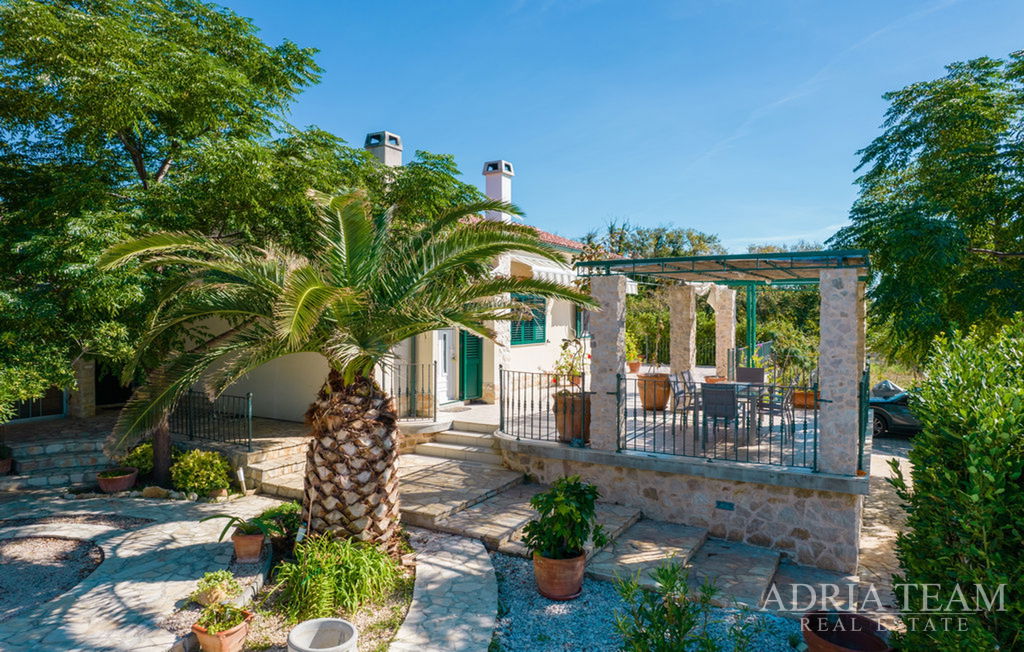 VILLA WITH POOL AND BEAUTIFULLY LANDSCAPED SPACIOUS YARD – CASKA, PAG