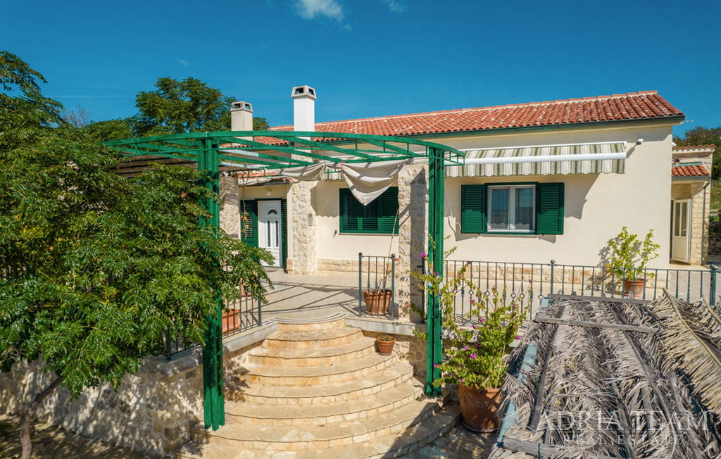 VILLA WITH POOL AND BEAUTIFULLY LANDSCAPED SPACIOUS YARD – CASKA, PAG