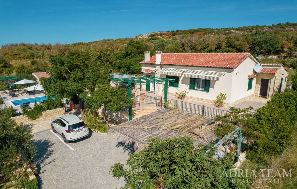 VILLA WITH POOL AND BEAUTIFULLY LANDSCAPED SPACIOUS YARD – CASKA, PAG