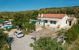 VILLA WITH POOL AND BEAUTIFULLY LANDSCAPED SPACIOUS YARD – CASKA, PAG property for sale