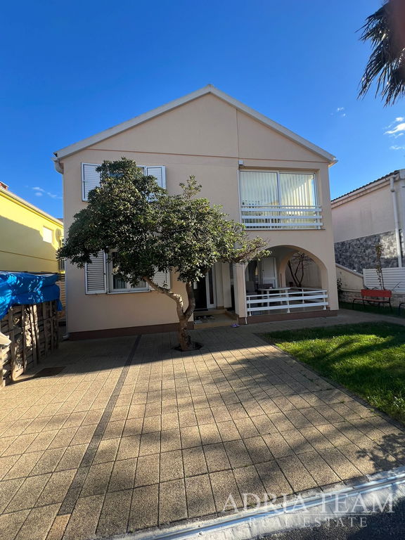 HOUSE WITH TWO RESIDENTIAL UNITS, 50 m FROM THE SEA – VIR, SOUTH SIDE