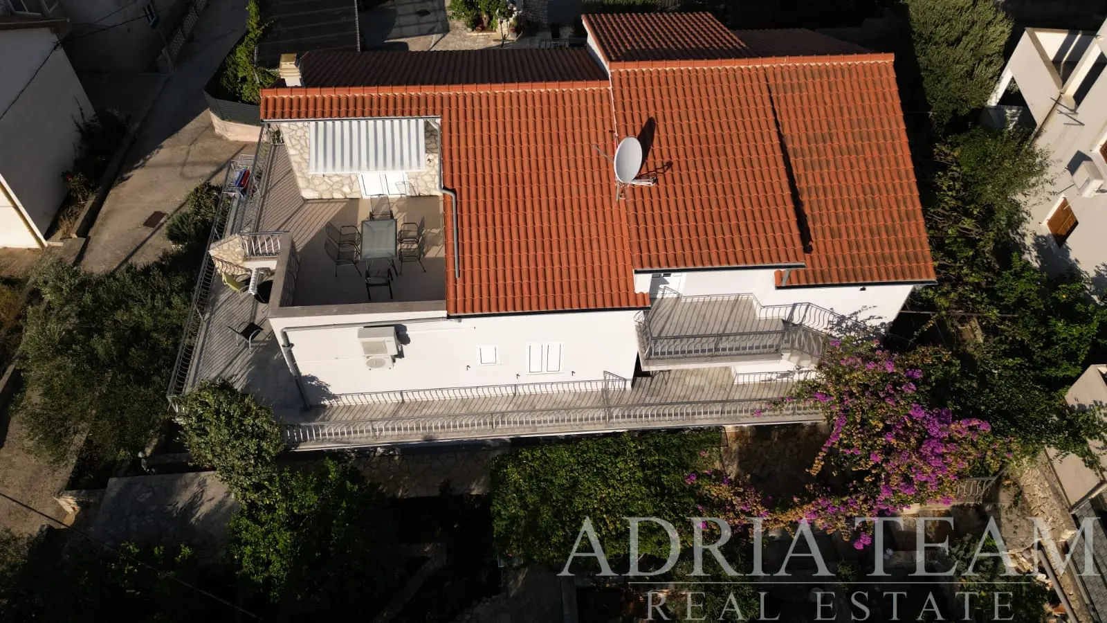 DETACHED HOUSE WITH 7 APARTMENTS, 100 M FROM THE SEA AND BEACH – ŠTOMORSKA, ŠOLTA
