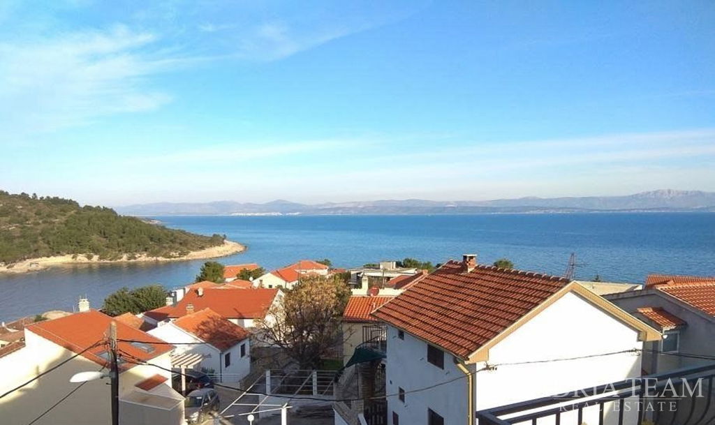 DETACHED HOUSE WITH 7 APARTMENTS, 100 M FROM THE SEA AND BEACH – ŠTOMORSKA, ŠOLTA
