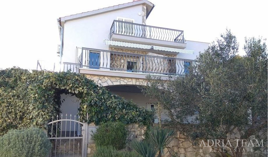 DETACHED HOUSE WITH 7 APARTMENTS, 100 M FROM THE SEA AND BEACH – ŠTOMORSKA, ŠOLTA