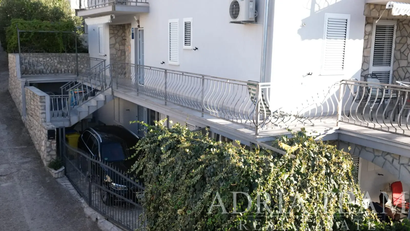DETACHED HOUSE WITH 7 APARTMENTS, 100 M FROM THE SEA AND BEACH – ŠTOMORSKA, ŠOLTA