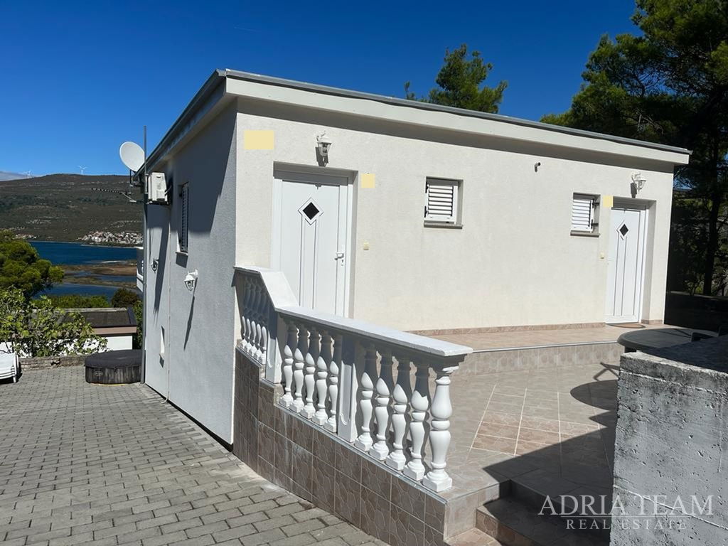 HOUSE WITH THREE RESIDENTIAL UNITS, VIEW OF THE SEA AND VELEBIT – DONJI KARIN