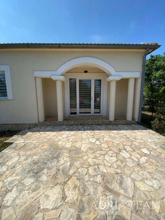 GROUND FLOOR HOUSE WITH A LARGE YARD AND TWO RESIDENTIAL UNITS - MALI VAREŠKI, MARČANA