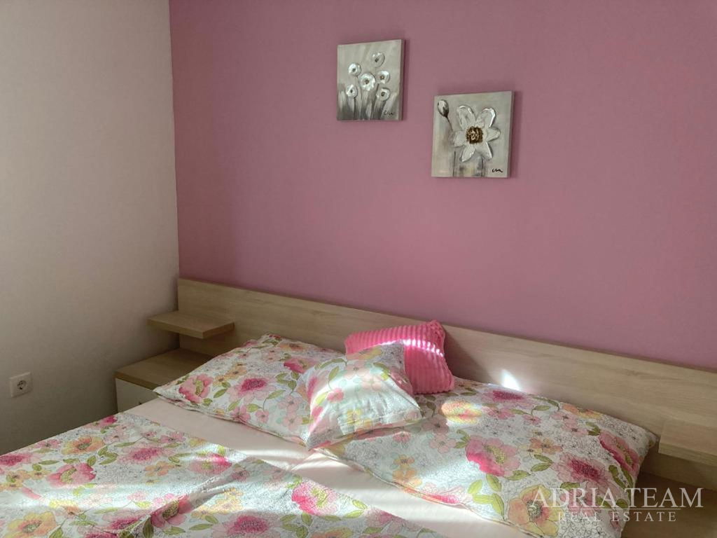 SEMI-DETACHED HOUSE WITH GARDEN, FIRST ROW BY THE SEA – PRIVLAKA