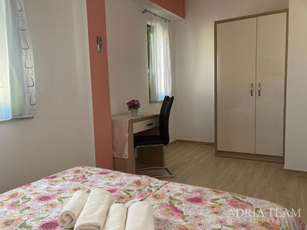 SEMI-DETACHED HOUSE WITH GARDEN, FIRST ROW BY THE SEA – PRIVLAKA