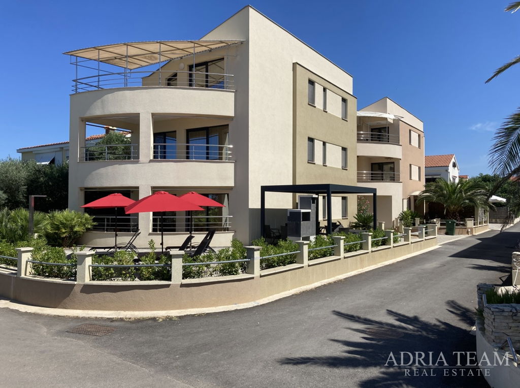 SEMI-DETACHED HOUSE WITH GARDEN, FIRST ROW BY THE SEA – PRIVLAKA