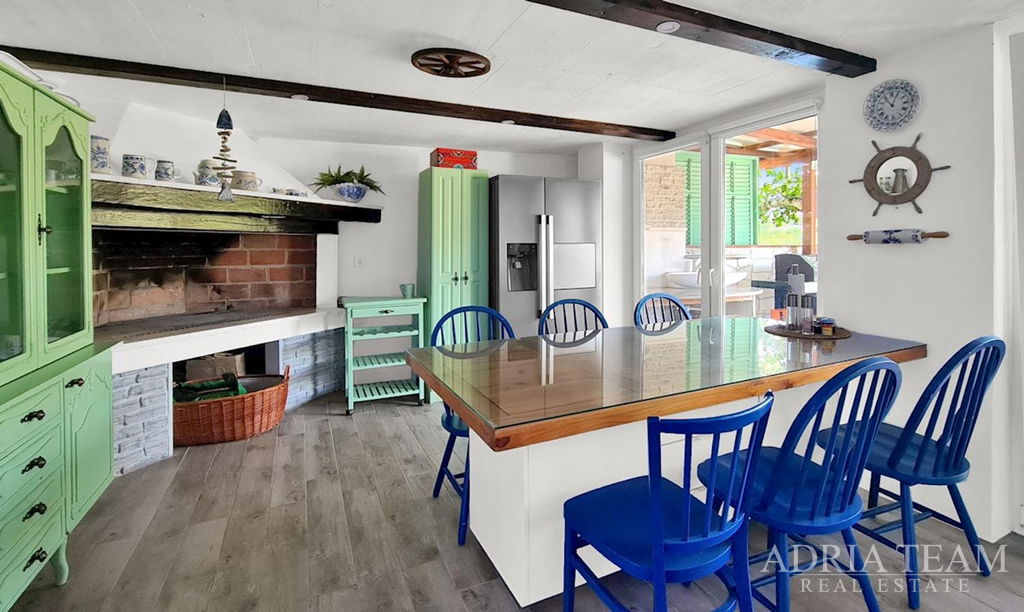 RENOVATED APARTMENT HOUSE, FIRST ROW BY THE SEA – MEKA DRAGA, KRUŠEVO