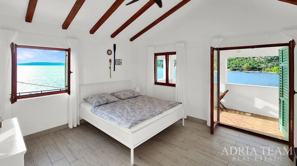 RENOVATED APARTMENT HOUSE, FIRST ROW BY THE SEA – MEKA DRAGA, KRUŠEVO