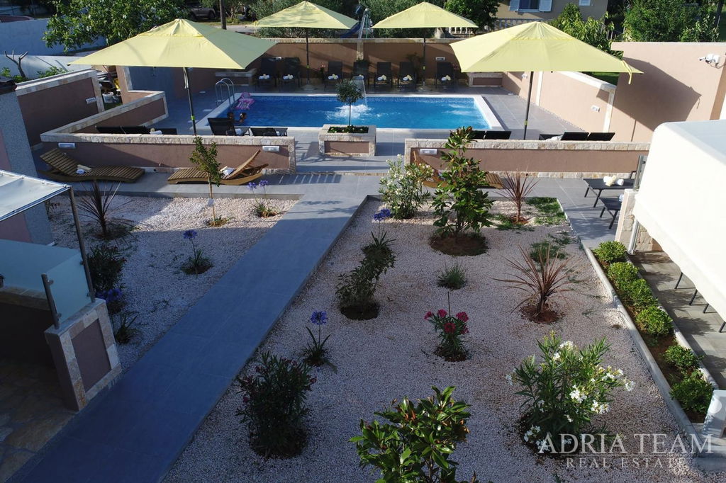 BASEMENT APARTMENT WITH A POOL AND LARGE GARDEN – PRIVLAKA