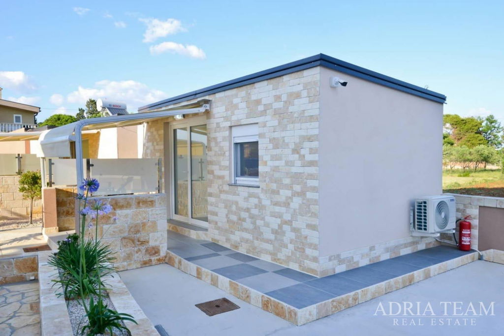 BASEMENT APARTMENT WITH A POOL AND LARGE GARDEN – PRIVLAKA