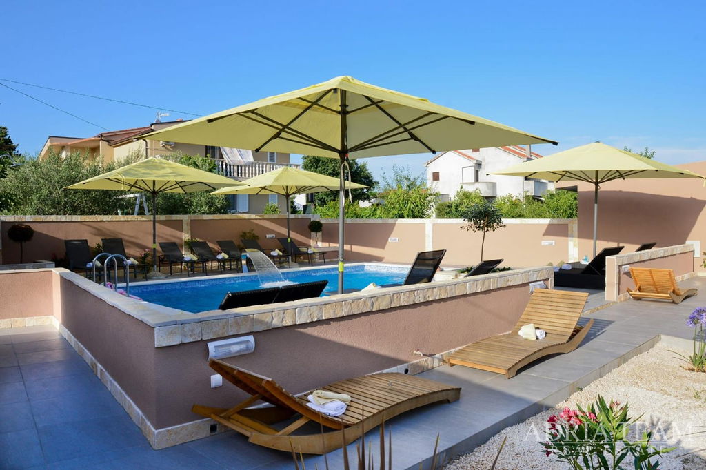 BASEMENT APARTMENT WITH A POOL AND LARGE GARDEN – PRIVLAKA