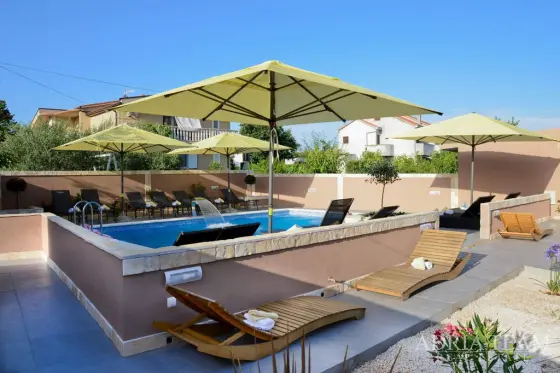 BASEMENT APARTMENT WITH A POOL AND LARGE GARDEN – PRIVLAKA property for sale
