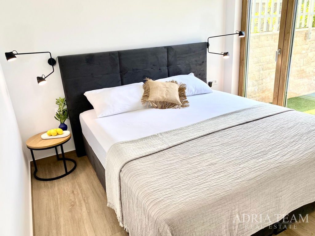 LUXURY TWO-STOREY APARTMENT, FIRST ROW TO THE SEA, NEW BUILD - POVLJANA, PAG