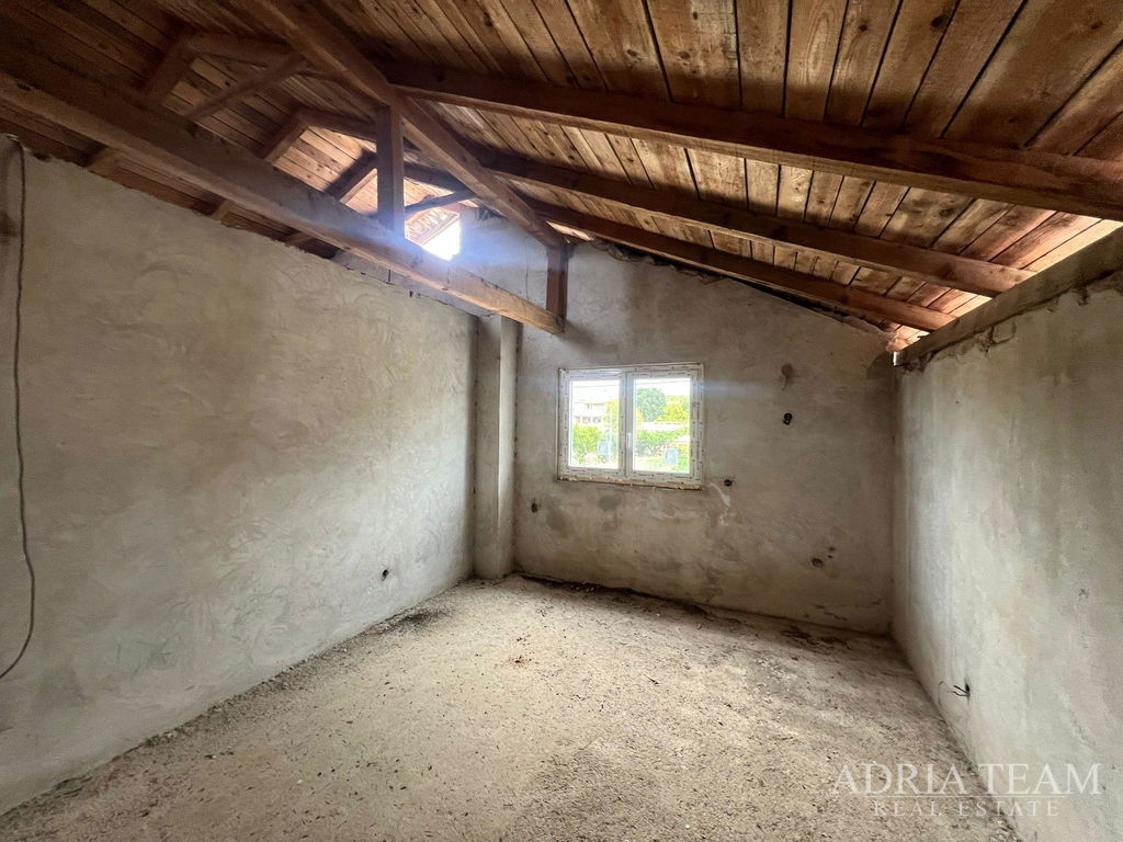 HOUSE FOR RENOVATION WITH BUILDING PERMIT, CLOSE TO NATURE - POLAČA