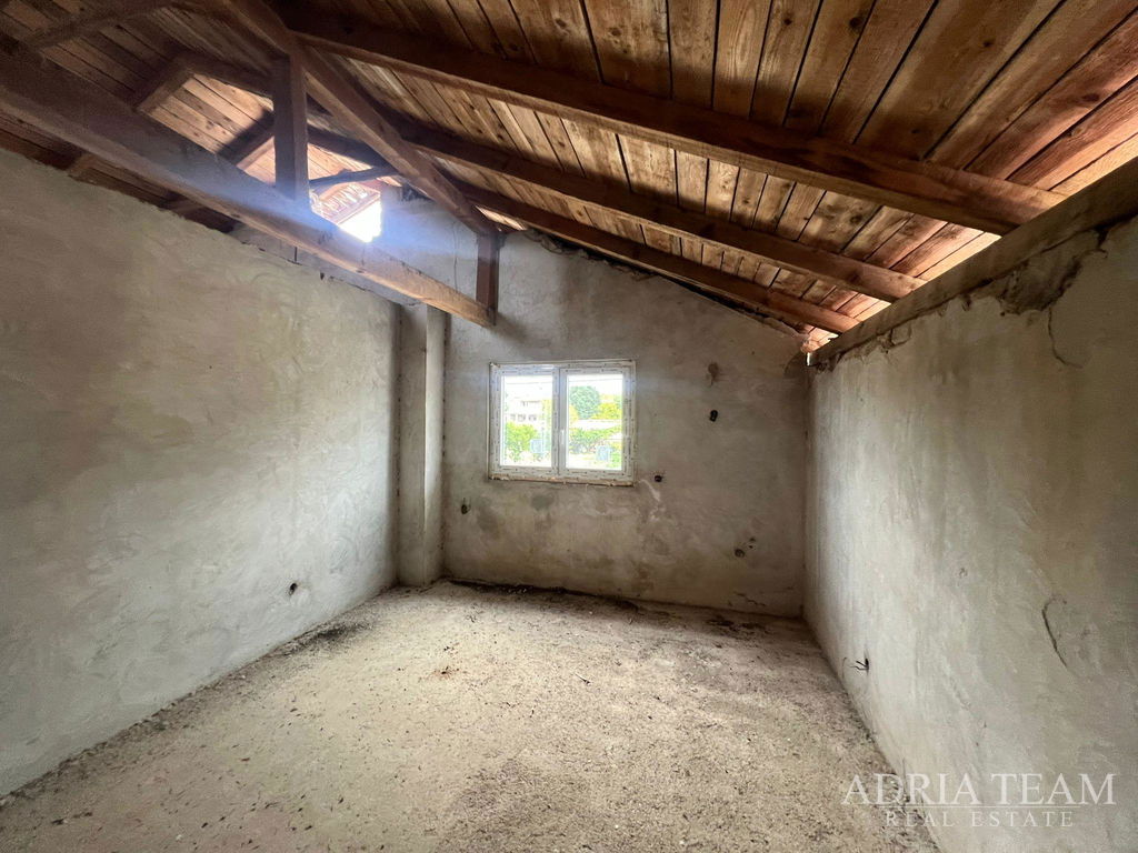 HOUSE FOR RENOVATION WITH BUILDING PERMIT, CLOSE TO NATURE - POLAČA