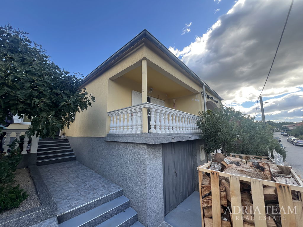 SEMI-DETACHED HOUSE WITH SPACIOUS YARD – GORNJI KARIN