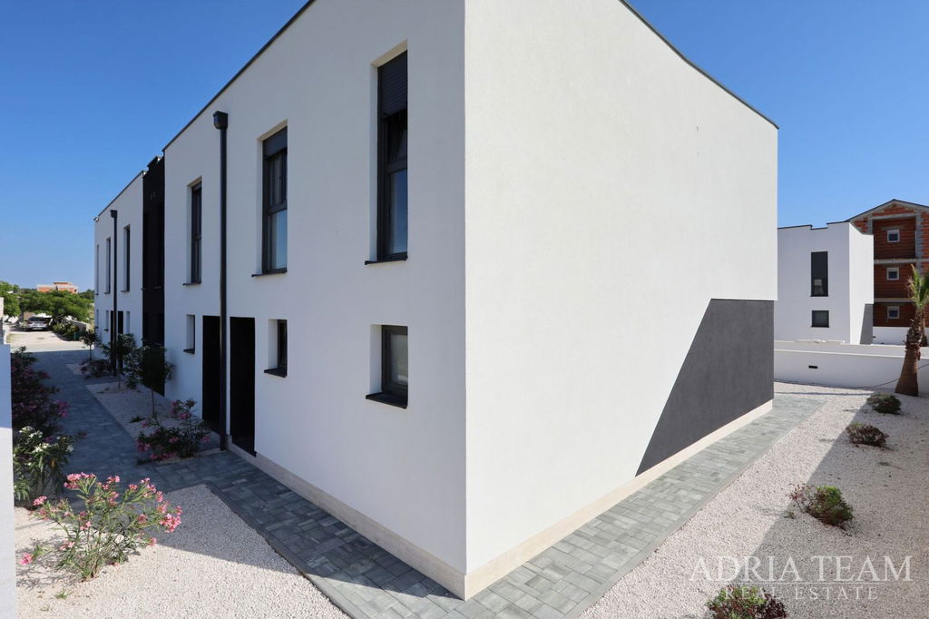 HOUSE IN A ROW, NEW BUILD, FURNISHED – PRIVLAKA