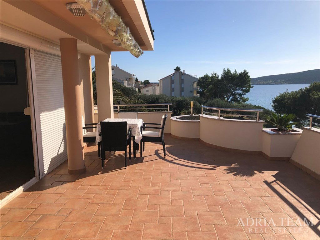 TWO-STOREY HOUSE WITH THREE APARTMENTS – FIRST ROW TO THE SEA – STARA NOVALJA, ISLAND OF PAG