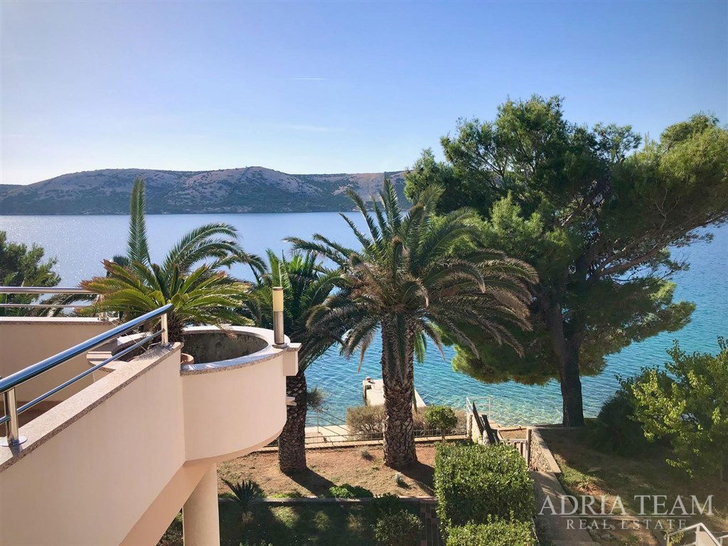 TWO-STOREY HOUSE WITH THREE APARTMENTS – FIRST ROW TO THE SEA – STARA NOVALJA, ISLAND OF PAG