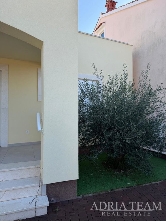 ATTRACTIVE HOUSE WITH POOL 70M FROM THE SEA – PETRČANE