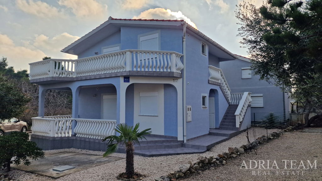 HOUSE WITH THREE RESIDENTIAL UNITS, 200m FROM THE SEA – VIR
