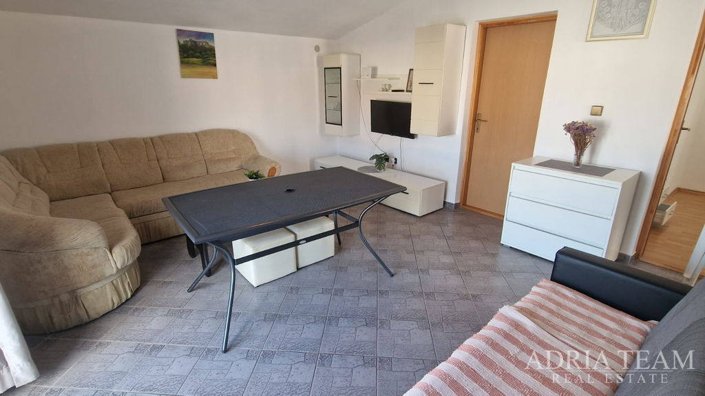 HOUSE WITH THREE RESIDENTIAL UNITS, 200m FROM THE SEA – VIR