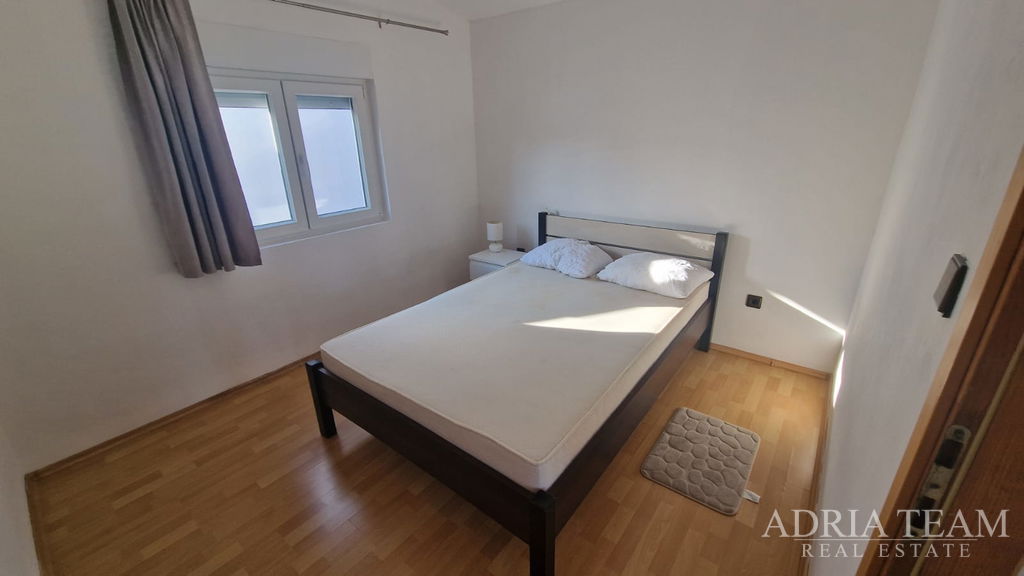 HOUSE WITH THREE RESIDENTIAL UNITS, 200m FROM THE SEA – VIR