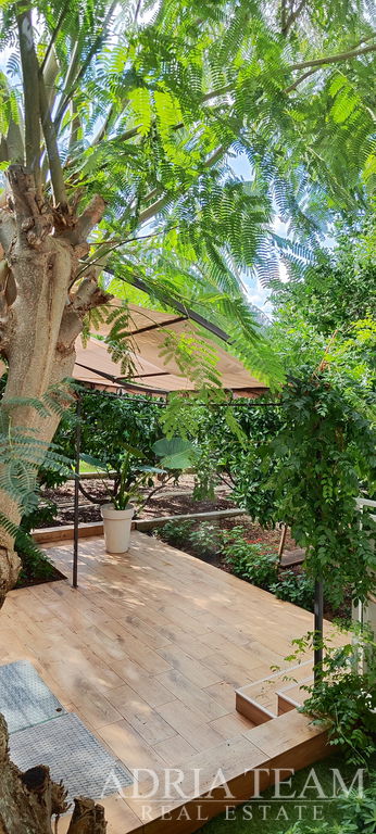 BEAUTIFUL ONE-BEDROOM APARTMENT WITH GARDEN – LUKORAN, ISLAND OF UGLJAN