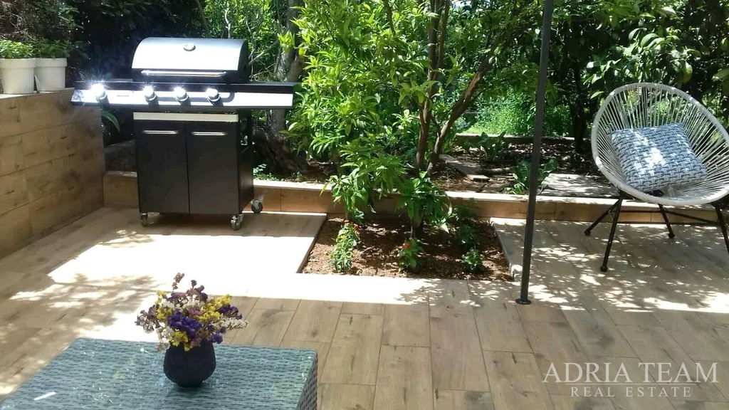 BEAUTIFUL ONE-BEDROOM APARTMENT WITH GARDEN – LUKORAN, ISLAND OF UGLJAN