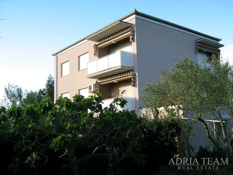 MODERN TWO-BEDROOM APARTMENT WITH GARDEN AND GARAGE – LUKORAN, ISLAND OF UGLJAN