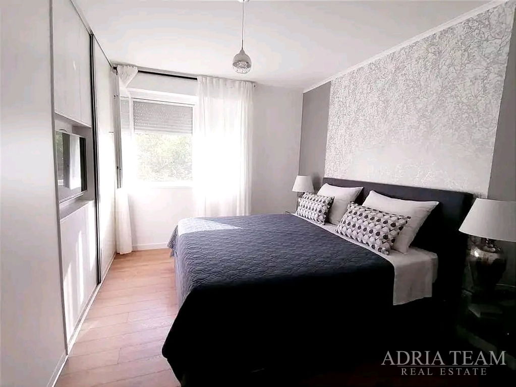 MODERN TWO-BEDROOM APARTMENT WITH GARDEN AND GARAGE – LUKORAN, ISLAND OF UGLJAN